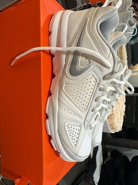 Whites T- Line xl - Classic Athletic Style.